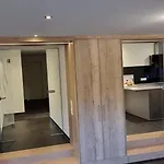 Upland Lounge Apartment *