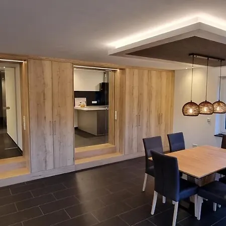 Upland Lounge דירה