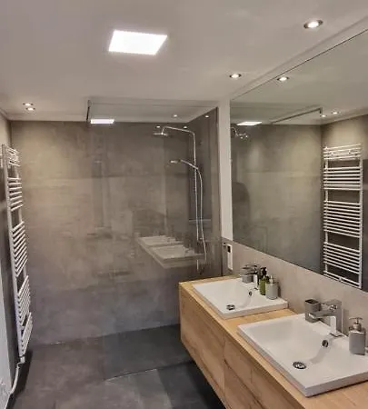 Upland Lounge דירה