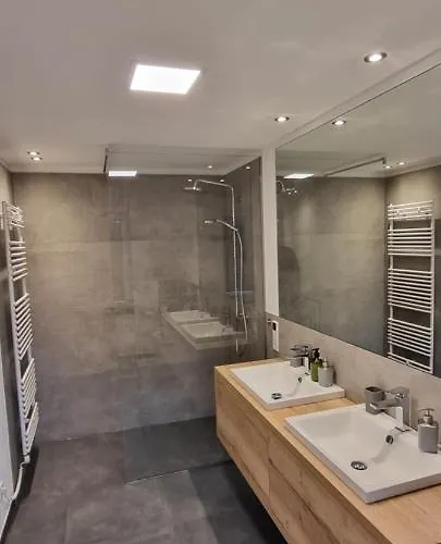 Upland Lounge Apartment